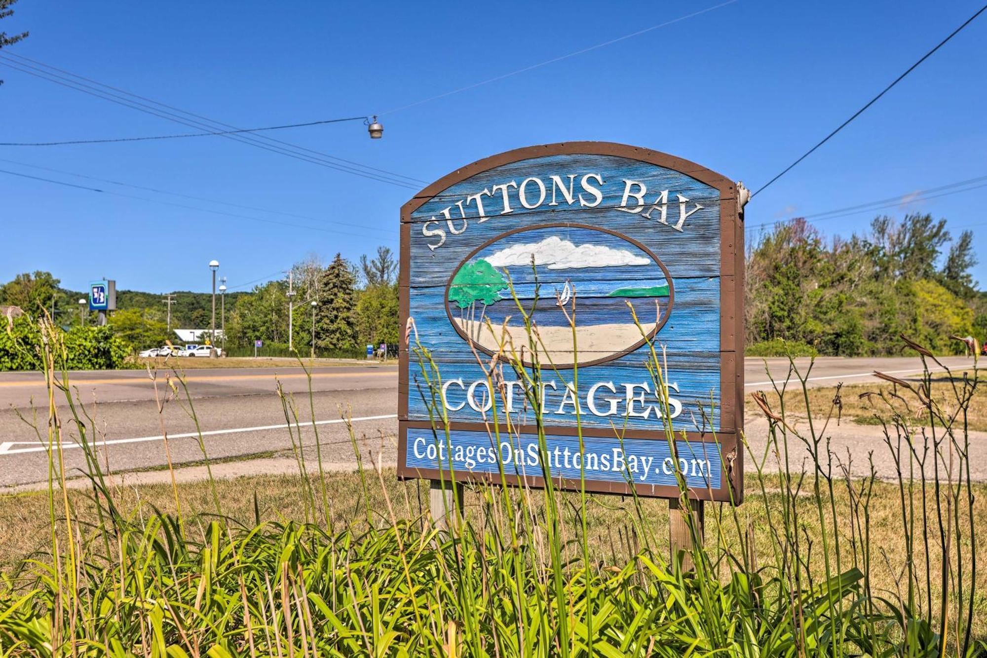 Quaint Studio With Shared Beach Walk To Suttons Bay Exterior photo